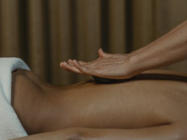 SENSUAL MASSAGE 101: HOW TO TURN A MASSAGE INTO AN UNFORGETTABLE EXPERIENCE 1 SENSUAL MASSAGE